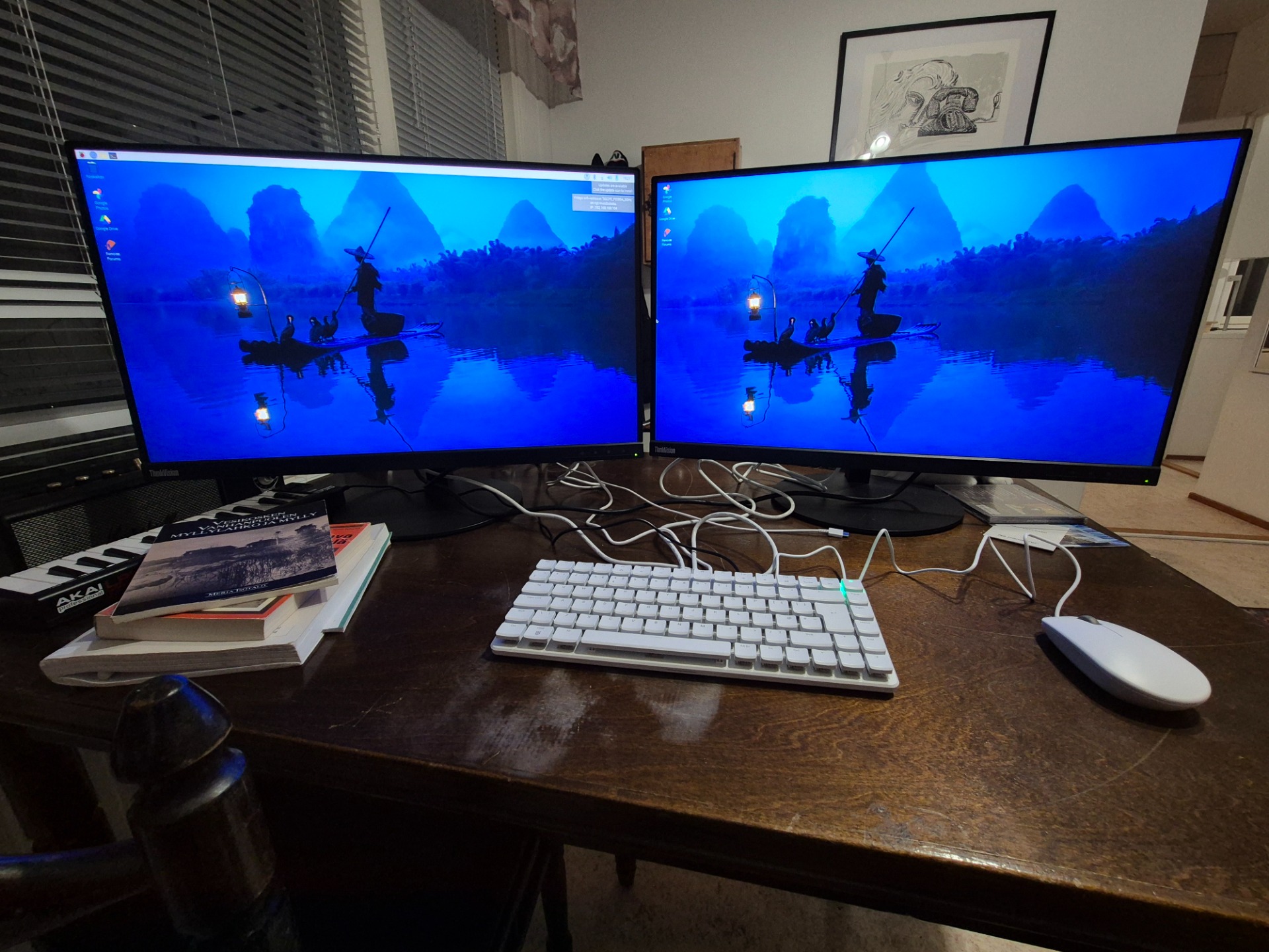 Runsas pöytätila on kyllä jepulis. Raspi vie vähemmän tilaa kuin useimmat perusnäppikset ja tilaa jää kaikelle tarvittavalle helposti. Tuossa kirjojen takana on pieni midikiipparikin. Johtojen määrä nyt vähän ärsyttää, mutta ehkä se helpottaa kun saa ne jotenkin kivasti niputettua.