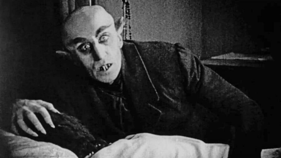 Väitetysti Max Schreck oli niin vakuuttunut Nosferatuna, että hänen epäiltiin olevan oikeasti vamppyyri. Tämä urbaani legenda todennäköisemmin ennemmin peräisin Shadow of the Vampire -leffan markkinointiosastolta.