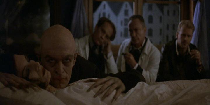 Shadow of the Vampire on täynnä nyansseja, jotka tekee elokuvasta samanaikaisesti itseironisen mutta myös aika kamalan